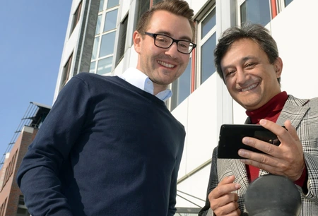 Simon Hamperl und Ramin Mokhtari vor dem Adlershofer Innovations- und Gründerzentrum. Bild: © Adlershof Journal