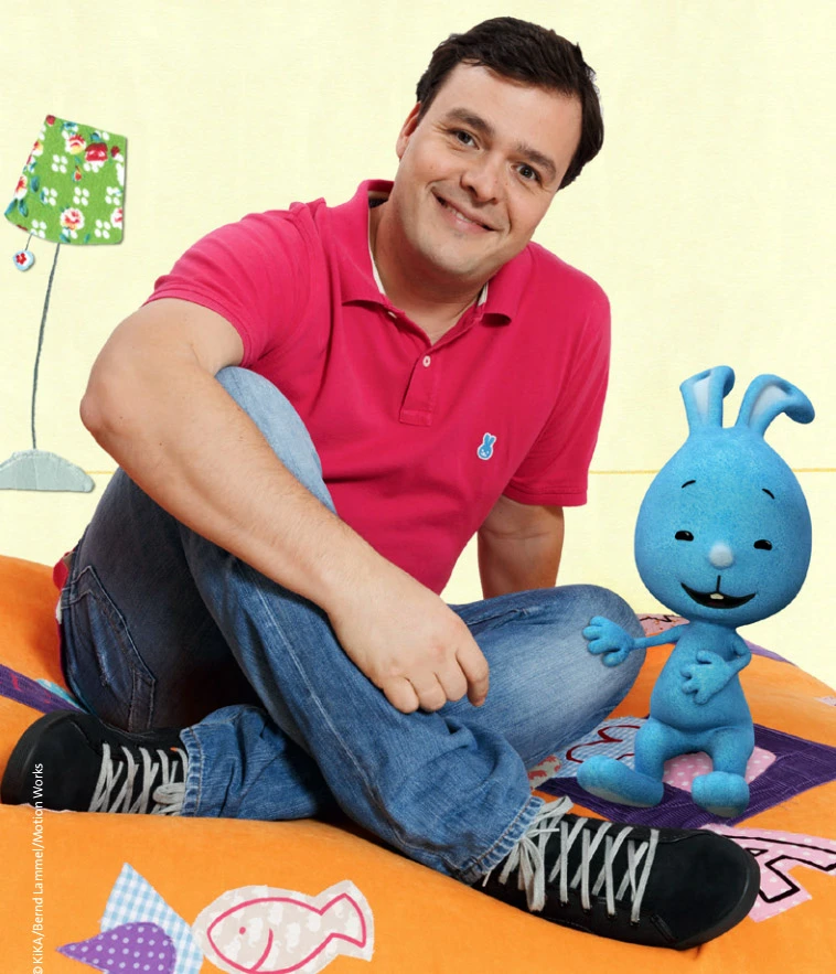 Christian Bahrmann and the Blue Rabbit „KiKANiNCHEN“. Credit: KiKA/Bernd Lammel/Motion Works