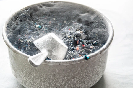 Vessel with nitrogen-cooled material particles
