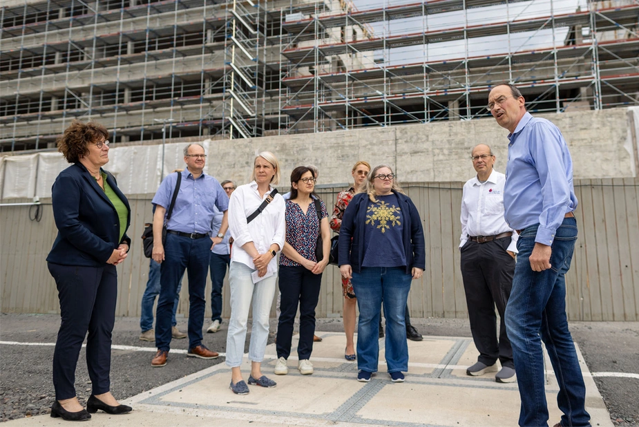 Gruppe von Menschen auf der Baustelle
