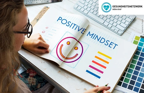 Offenes Skizzenbuch auf einem Schreibtisch mit einem großen Smilie und text: Positive Mindset