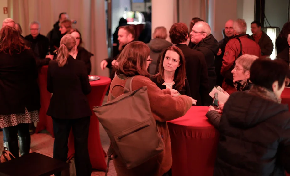 Gespräche im Foyer des Theater OST zum Adlershofer Brückschlag. Foto: ©georg + georg Meister der Kommunikation