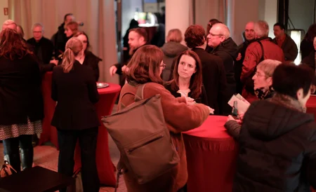 Gespräche im Foyer des Theater OST zum Adlershofer Brückschlag. Foto: ©georg + georg Meister der Kommunikation