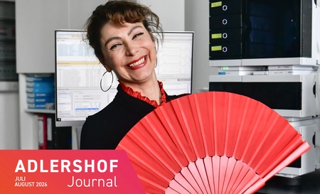 Frau in einem Büro mit einem Fächer, der beim Flamenco-Tanzen genutzt wird
