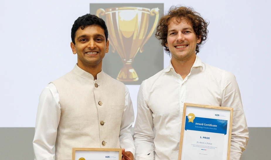 Preisträger mit Urkunden