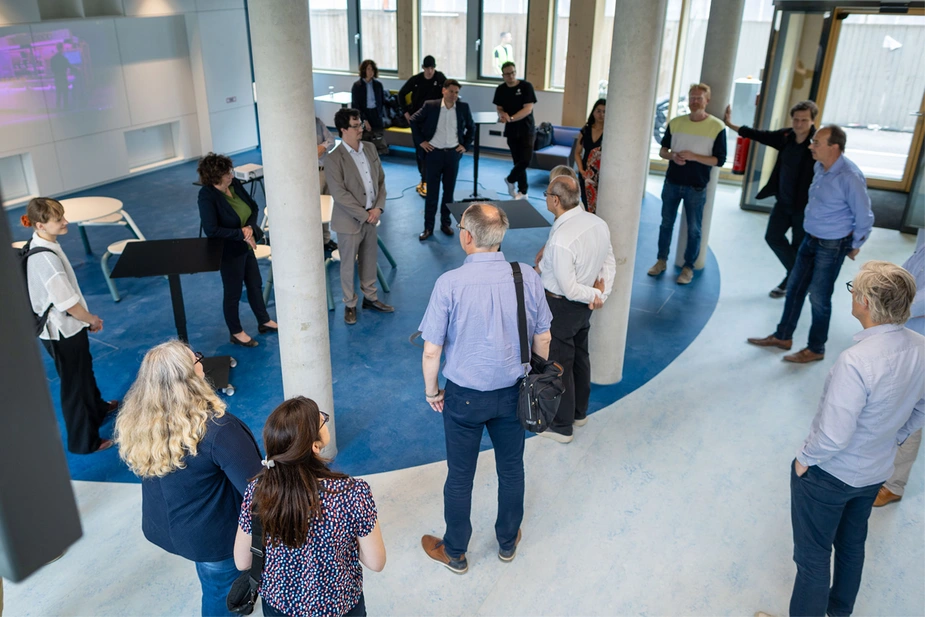Gäste stehen im Foyer beim gemeinsamen Gespräch
