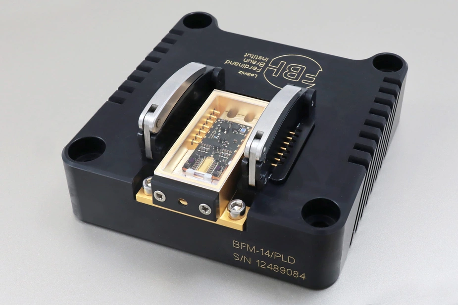 Lasermodul im Butterflygehäuse in einer schwarzen Halterung