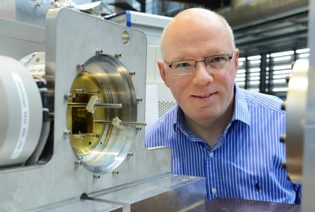 Gerd Schneider, Head of the Microscopy Research Group at the HZB at a X ray microscope