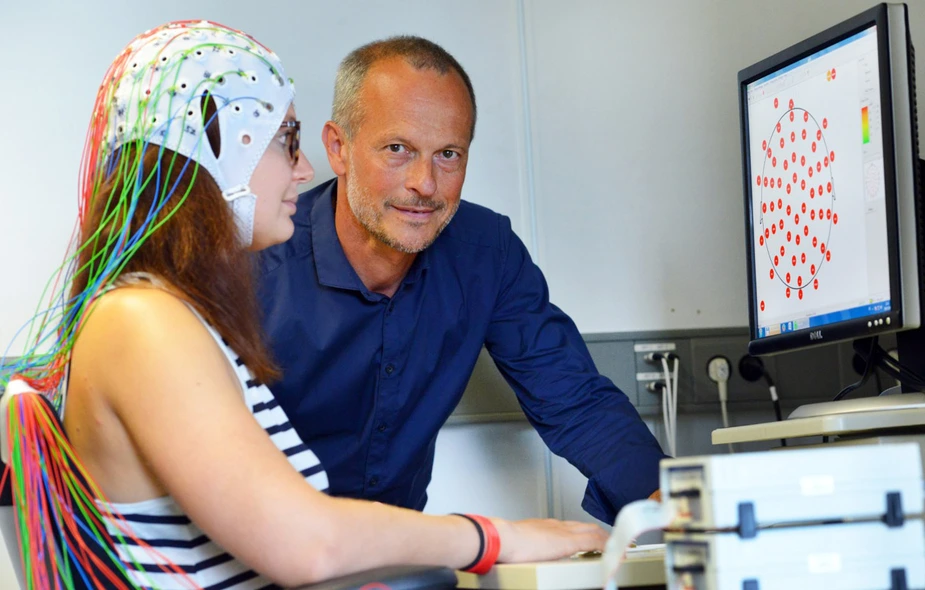 Mit neuropsychologischen Tests will Norbert Kathmann die Ursachen von Zwangsstörungen ergründen. Bild: © Adlershof Journal