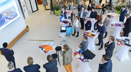 Sieben Berliner Start-ups präsentierten bei der Veranstaltung ihre Produkte und Leistungen. Bild: © Adlershof Special