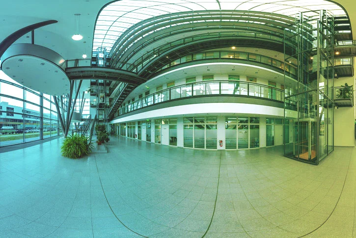 Foyer des Zentrums für IT & Medien in Berlin Adlershof