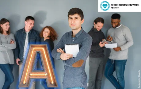 Junger Mann vor einer Gruppe von fünf lachenden Personen und einem großen Buchstaben A