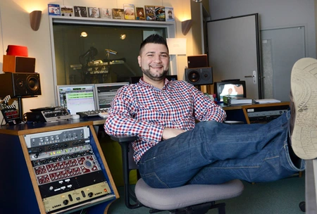 Ethem Bozkurt in seinem Tonstudio Efendi Audio Solutions.  Bild: © Adlershof Journal