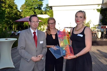 v.l.n.r.: Bezirksbürgermeister Oliver Igel, Gleichstellungsbeauftragte Anke Armbrust, Kristina Colaco von Polyprint GmbH. Bild: BA Treptow-Köpenick