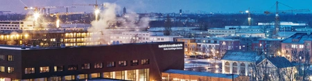 Abendliches Panorama, das für sich selbst spricht: Kräne über dem Technologiepark Adlershof. Bild: © WISTA