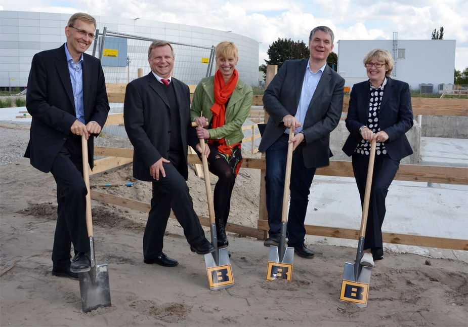 Spatenstich für die neue Beschleunigerhalle von bERLinPro. V.l.n.r: Jens Knobloch, Thomas Frederking, Anke Kaysser-Pyzalla, Andreas Jankowiak, Constanze Tibes (Foto: Silvia Zerbe/HZB)