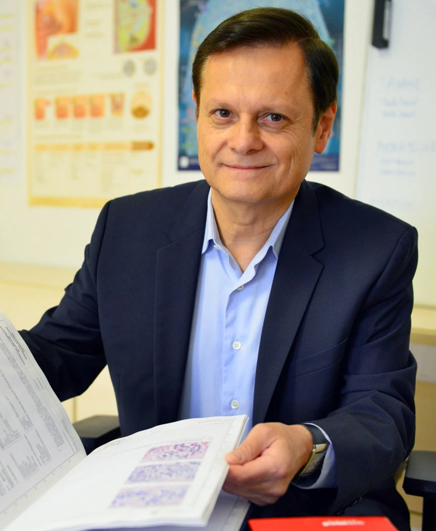 Carlos Barron will individuell wirksame Medikamente für die Krebstherapie identifizieren. Bild: © Adlershof Journal