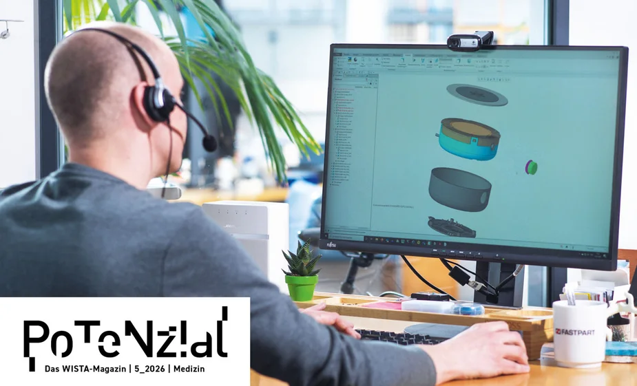 Person mit Headset sitzt vor einem Bildschirm mit 3D-Modellierungssoftware und bearbeitet technische Bauteile
