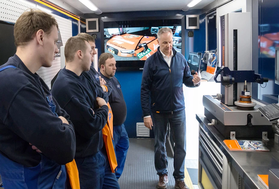 Bei der Einweihung der neuen Vertriebsniederlassung: Anwendungstechniker Ulf Triebel (r.) erläutert Zerspanungsmechanikern ein Werkzeugvoreinstellgerät (Foto: Holger Oehlmann)