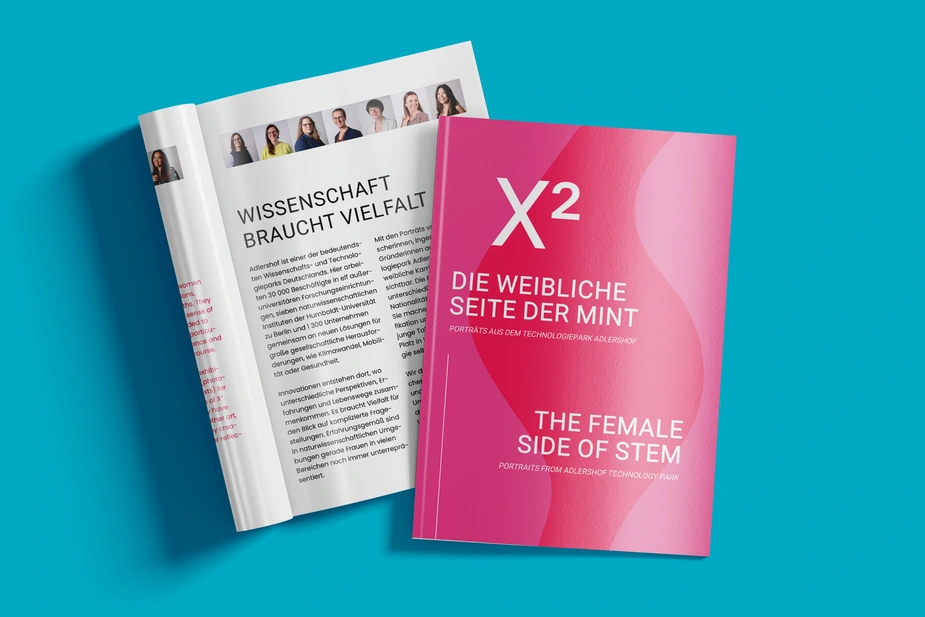 Pinkfarbenes Buchcover und aufgeschlagenes Buch