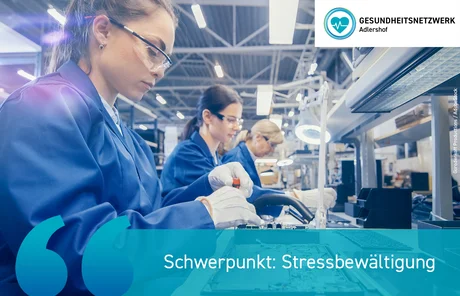Frauen in Arbeitskleidung montieren Geräte in einer Fabrik