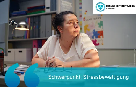 Gestresste Frau am Schreibtisch. Logo: Gesundheitsnetzwerk Adlershof. Text: Online-Vortrag: Stressbewältigung