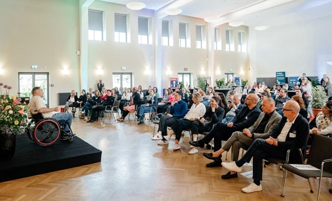 Keynote speaker Sebastian Wächter in front of the audience