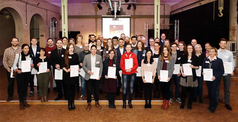 Stipendiatinnen und Stipendiaten mit Förderern beim Festakt in der Beuth-Halle (Foto: Julia Baumgart)