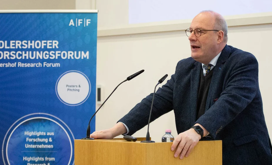 Christoph Markschies, President of the Berlin-Brandenburg Academy of Sciences and Humanities, speaking on the podium