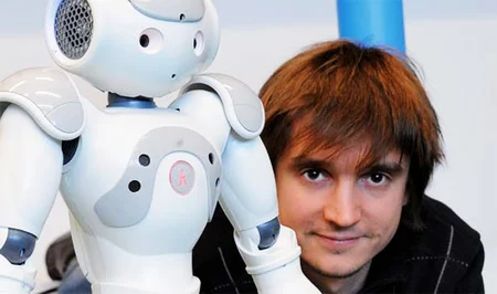 Teamchef Heinrich Mellmann und sein Fußball-Roboter. Bild: © Adlershof Journal