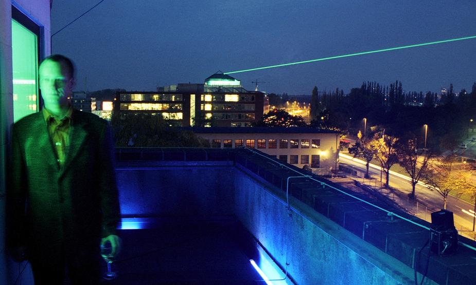 Lichtkünstler Nils R. Schulze, Laser Technologiepark Berlin Adlershof. Bild:  Nils R. Schultze