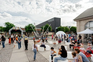 LNDW 2026 am Forumsplatz Adlershof: Viele Sitz- und Spielgelegenheiten mit vielen Gästen und Kindern