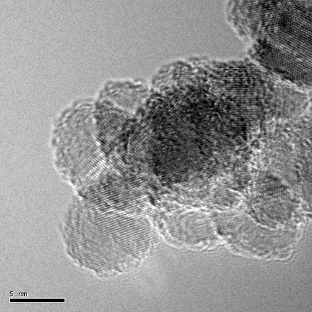 Nanodiamanten messen nur wenige Nanometer im Durchmesser und bestehen aus einigen tausend Kohlenstoffatomen. Foto: Mohamed Sennour, MINES ParisTech