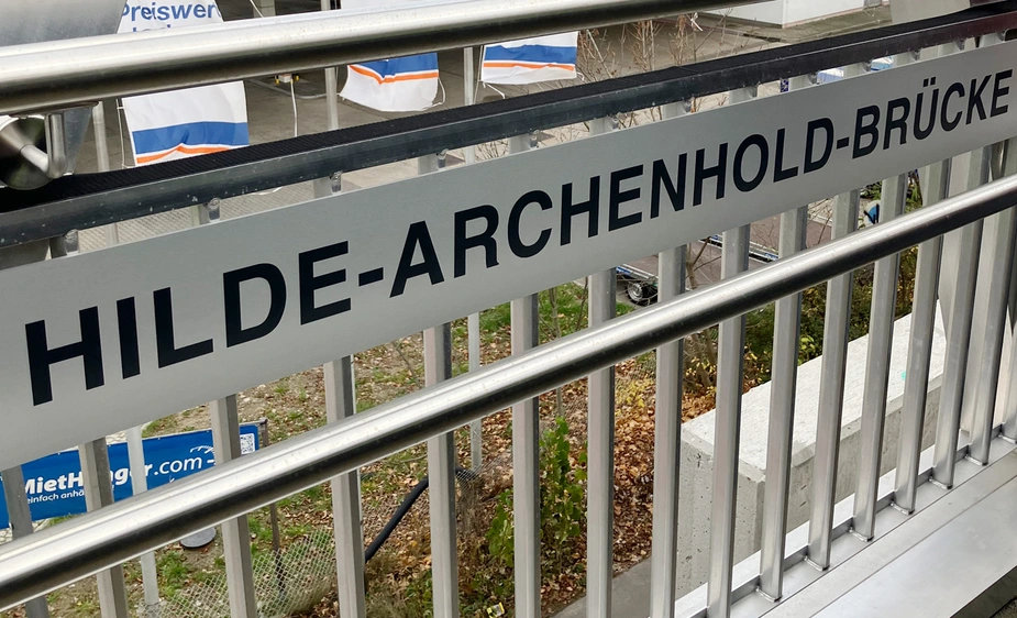Namensschild "Hilde-Archenhold-Brücke"