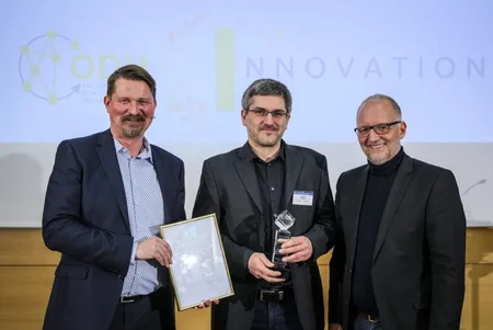 WISTA Innovationsmanager Christoph Böttger (Bildmitte) hält die Urkunde und den Pokal in seinen Händen. . Foto: Lukas Schulze