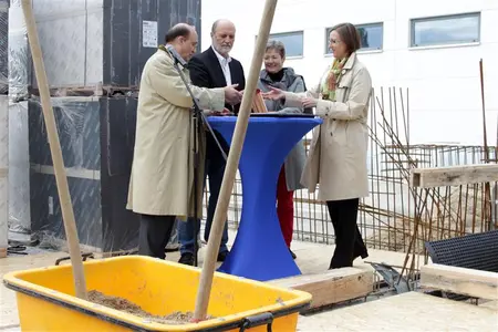 Grundsteinlegung (v.l.n.r.): G. Tränkle (FBH), J. Matzke (Architekt), J. Koch-Unterseher (Senatsverwaltung Berlin), M. Urban (FVB). Foto: FBH