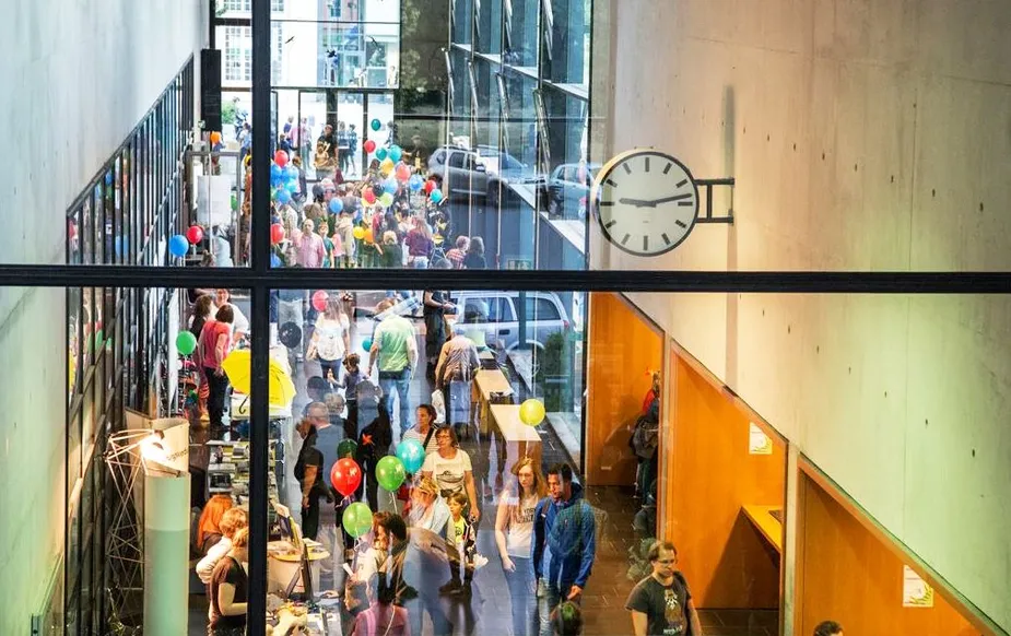  LNDW, Lange Nacht der Wissenschaften in Adlershof, besucher Erwin Schrödinger Zentrum. Bild: © Adlershof Journal