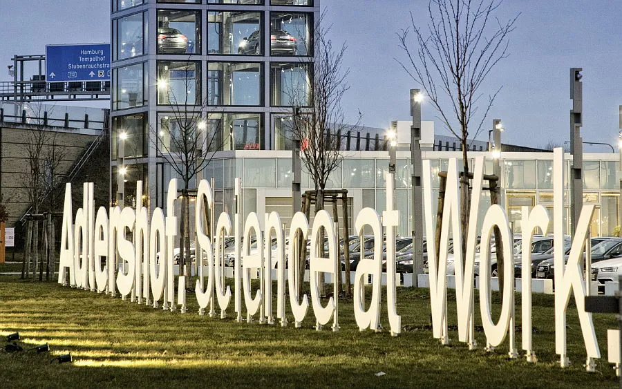 Adlershof. Science at Work. - Schriftzug am S-Bahnhof Berlin Adlershof. Bild: © WISTA