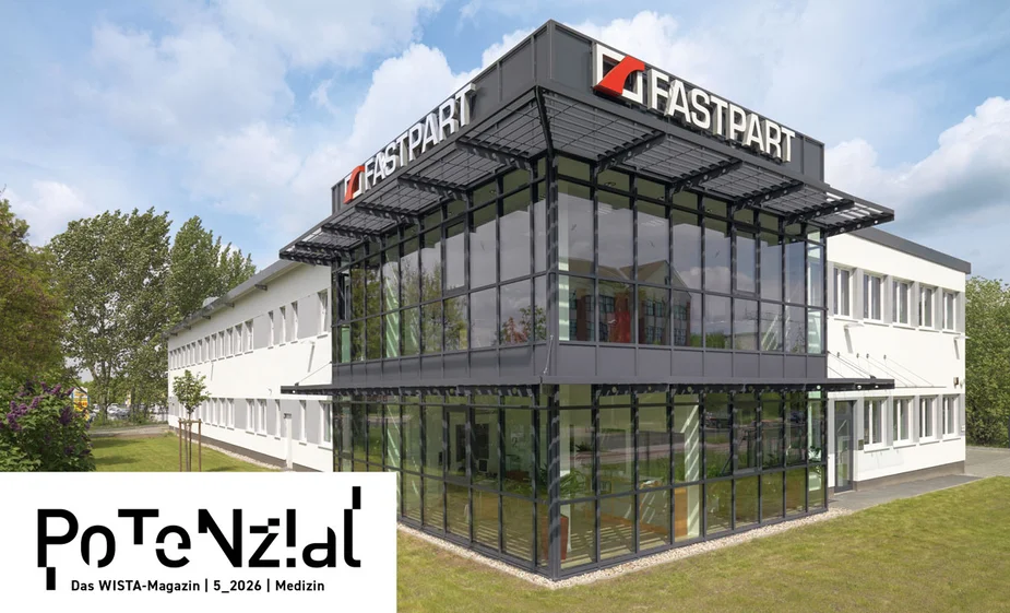 Modernes Bürogebäude mit großer Glasfassade und dem Schriftzug 'FASTPART' auf dem Dach