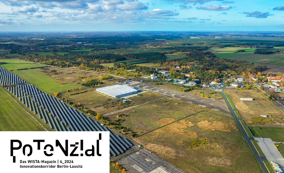 Luftbild einer Landschaft mit einzelnen Gebäuden und einem Solarpark