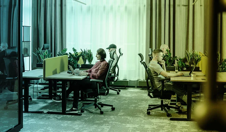 CHIC Coworking Space: Coworkingplätze, die dank höhenverstellbarer Schreibtische und ultra-bequemer Sessel zum ergonomischen Arbeiten einladen. © WISTA Management GmbH