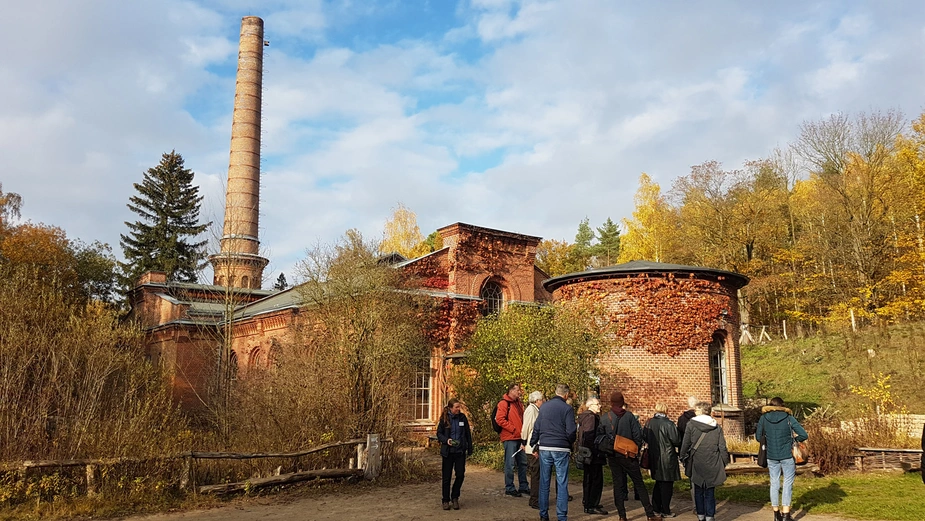 Menschen vor denkmalgeschützter Fabrik © Berlin Spart Energie