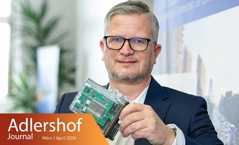 Frank Borrmann mit „LESSYSTAR“, der neuen modularen Telematikplattform von lesswire © WISTA Management GmbH