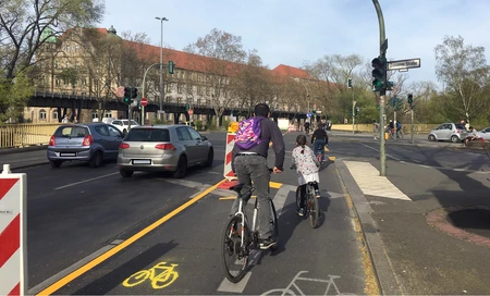 Ein temporär eingerichteter Fahrradweg in Berlin © DLR