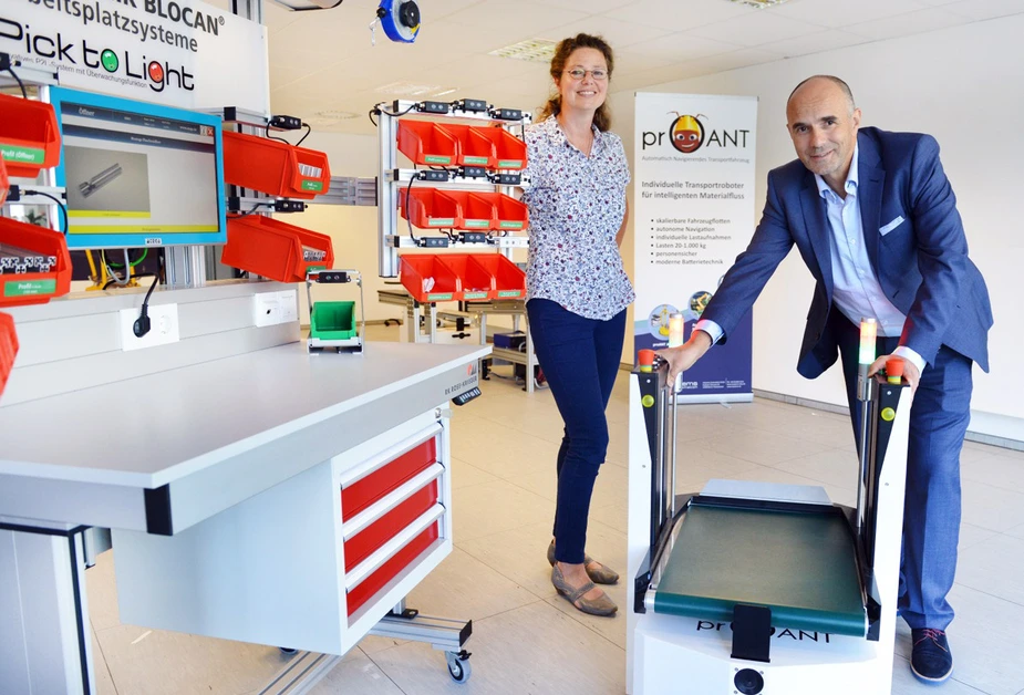 Henry Stubert and Susanne Dannat demonstrate the transport robot proANT 436