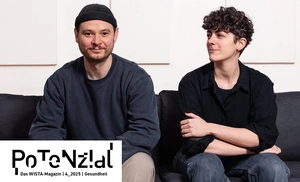Hannah Meudt und Moritz Knopf sitzen auf der Couch
