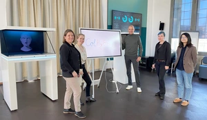 ColHybri-Projektteam und WISTA-Geschäftsführer Roland Sillmann stehen vor einem Bildschirm, auf dem „ColHybri“ steht