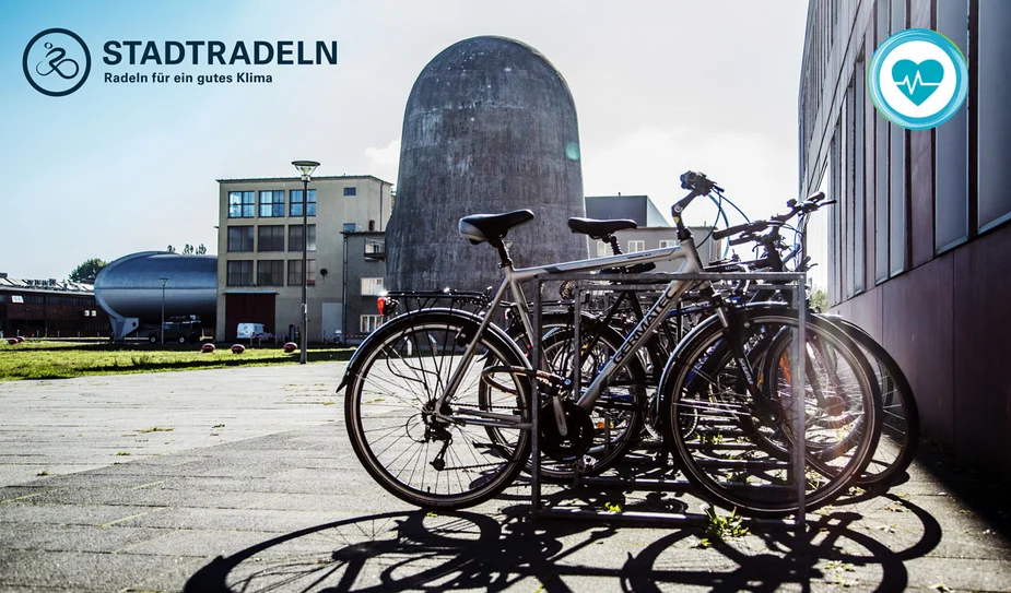 Fahrradständer mit Fahrrädern, Logo: Stadtradeln