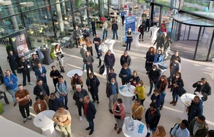 Menschen im Foyer des ZPV © WISTA Management GmbH