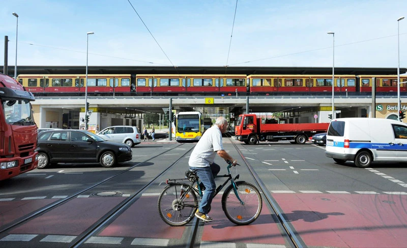 Umweltfreundlich und sicher ans Ziel – eine App verknüpft die Daten verschiedener Verkehrsmittel. Bild: Adlershof Special